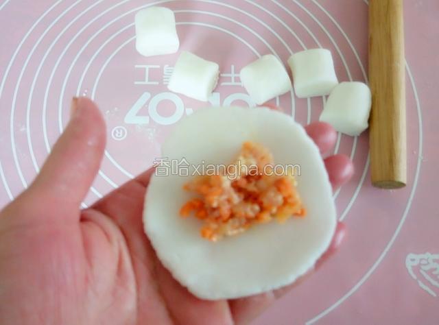 取一小剂子，擀面皮，包馅。