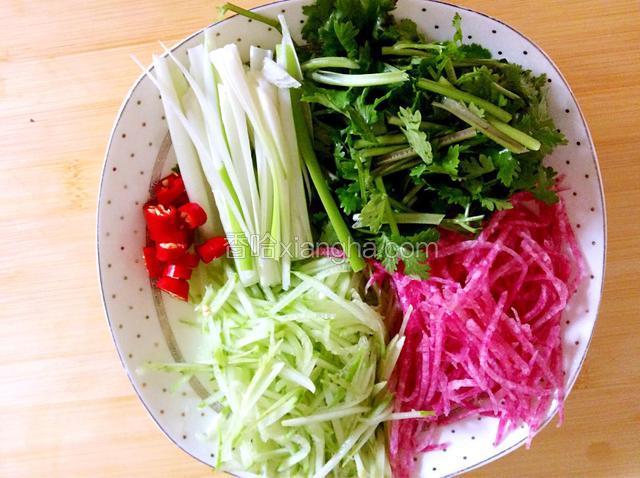 黄瓜、红萝卜擦丝，葱切丝、香菜切段、米椒切粒