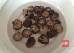 醋溜排骨香菇的做法图解4