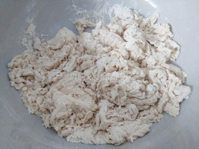 一点一点的倒进面里，用筷子搅成棉絮状。