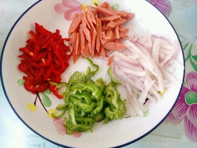 把所需食材都切成丝。
