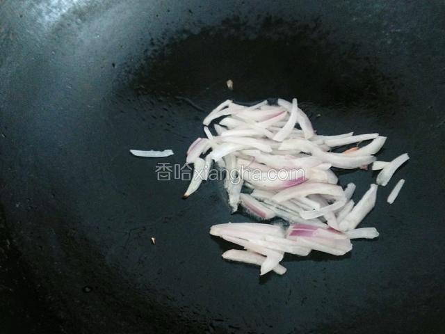 锅里放少许油，先放洋葱翻炒。