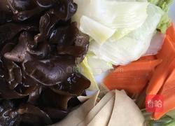 白菜炒木耳的做法图解1