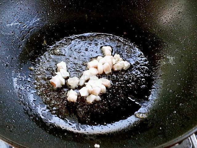 将肥肉放入煸炒至呈透明状