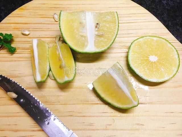 柠檬先切一片圆的，用来装饰，再把剩余的一半切三块。