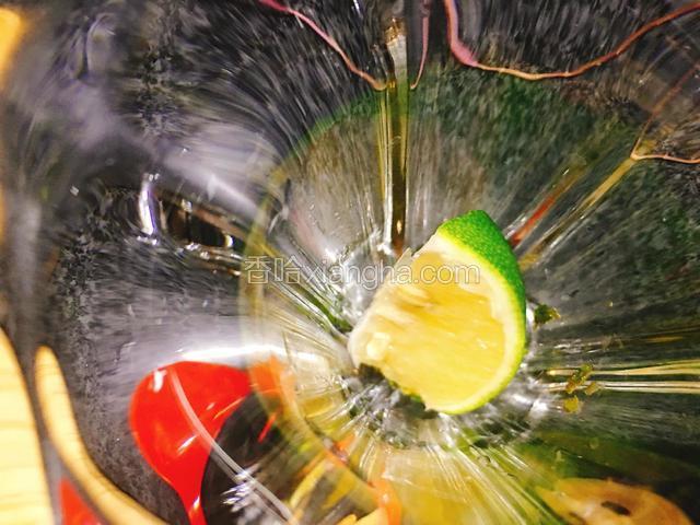 杯子内先放入捣碎的薄荷叶，再加入2块柠檬。