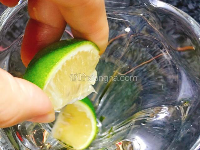 再用第三块柠檬挤汁入杯。
