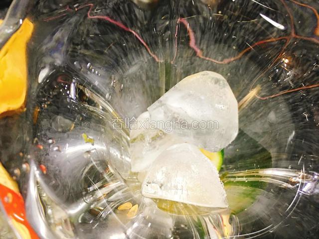 在杯内倒满冰块。