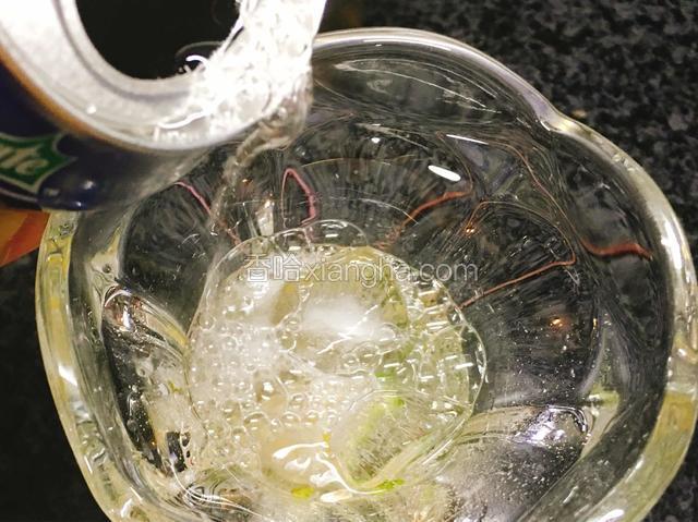 往杯内倒入雪碧。
