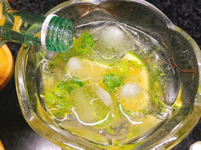 再倒入适量的朗姆酒。