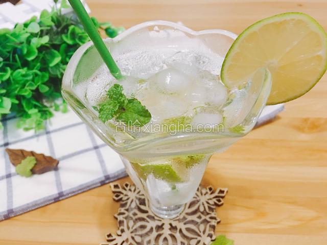 最后放入吸管，薄荷嫩叶。杯子旁边用柠檬装饰一下。
