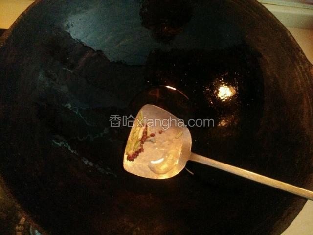 将爆香后的花椒和葱白捞出扔掉