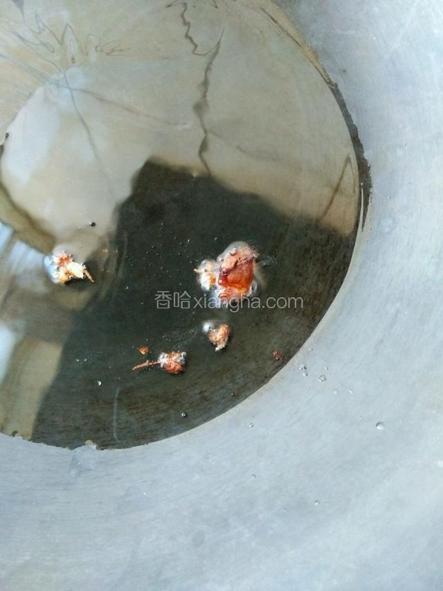 油里放入花椒和八角炸熟，捞出不用。