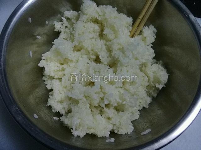 用大点的容器凉凉糯米饭