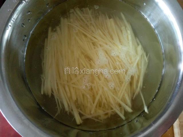 放入凉水里 防止氧化