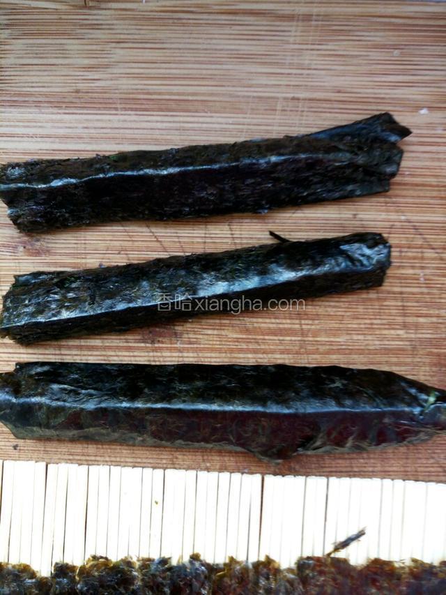 把黄瓜用紫菜包起来