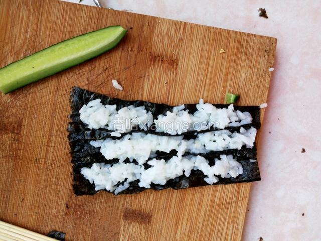 嘴巴用的紫菜上在折的每个沟里塞上米饭
