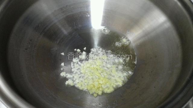 热锅放油加入姜、蒜扁炒出香味