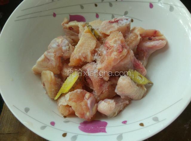 鸡斩块，用料酒、姜片、盐腌好。