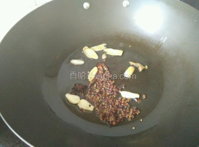 油锅烧热，下姜蒜炒香，再下花椒。