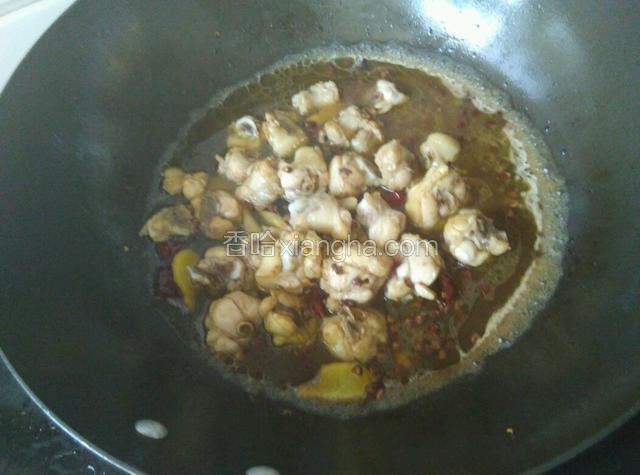 炒至微微有点焦黄，下生抽、料酒炒匀，加差不多和食材齐平的水，加适量盐、糖， 煮开后转小伙。