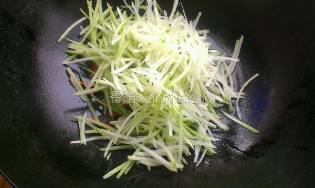 倒入萝卜丝翻炒