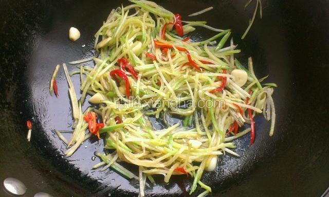 再放盐，生抽，米醋，迅速翻炒均匀，加鸡精炒匀出锅