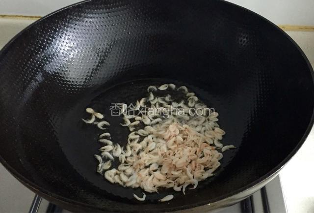 起锅热油，加海米、蒜米煸香。