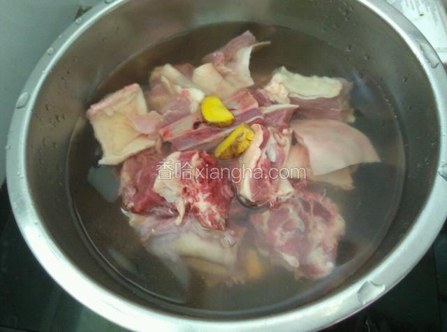 下冷水锅，加姜片、料酒煮开至变色。