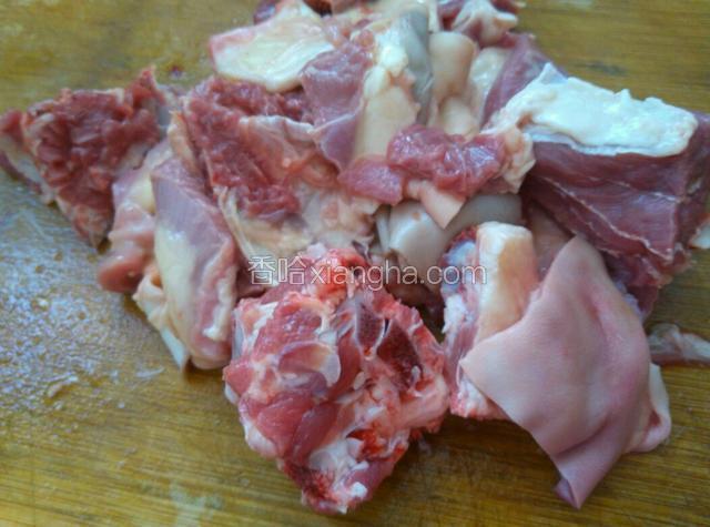 羊肉斩块洗净，白萝卜切几片大片，其他切小块。。