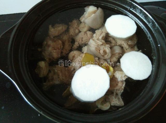 把羊肉倒入砂锅，加足水，煎姜片、料酒，几片切开的萝卜。