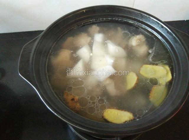 煮至萝卜变软后捞出，倒入切小块的萝卜继续煮约一小时。