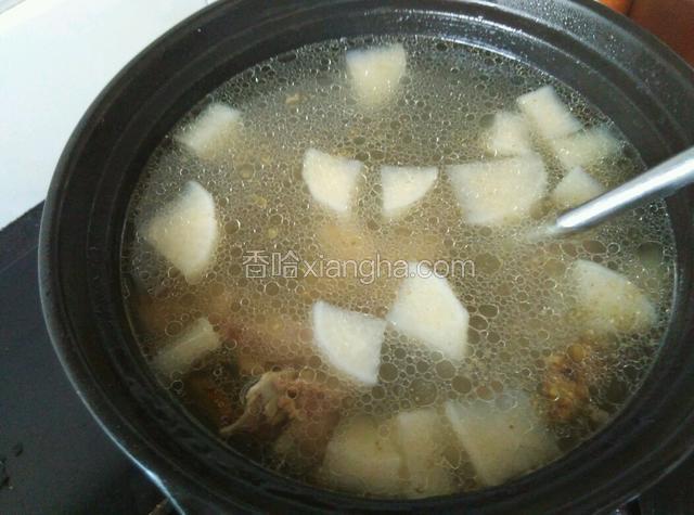 煮至羊肉软烂即可。加适量盐，少许鸡精和胡椒粉。