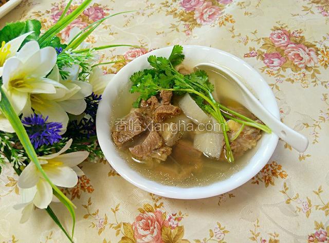 出锅，肉烂汤鲜，如大冷天来一碗羊肉汤，那才叫爽！
