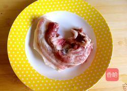 五花肉辣白菜汤的做法图解1