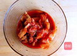 五花肉辣白菜汤的做法图解2