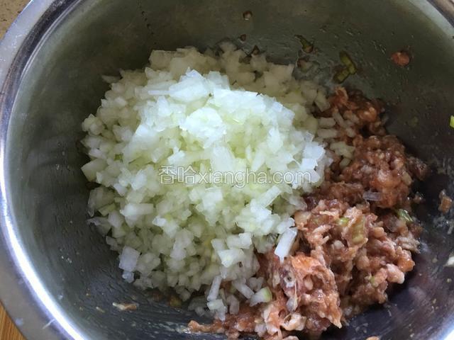 冬瓜去皮，切丁，攥去水份，放到肉馅里，搅拌均匀。