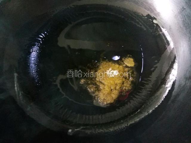 加入白糖熬化至冒泡状