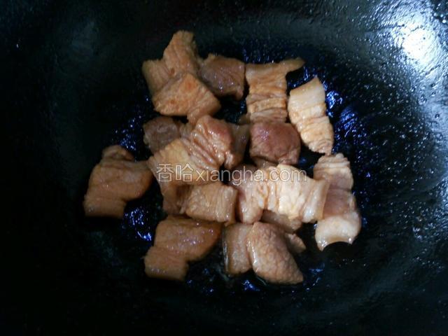 肉块倒入锅内翻炒上色