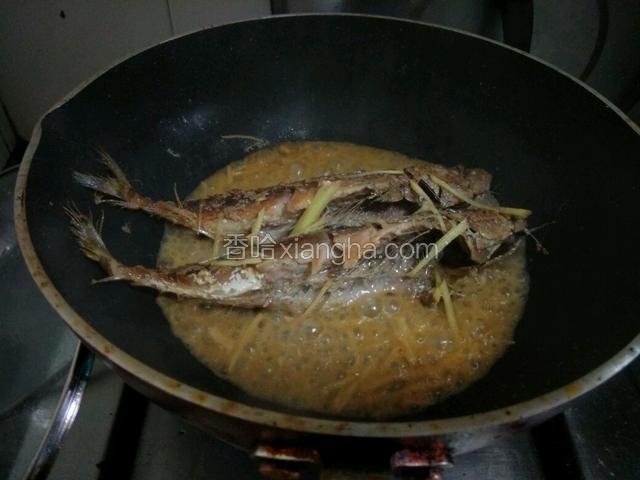 两面煎黄放入姜丝煎香，给料酒，生抽，盐，一点水焖一下