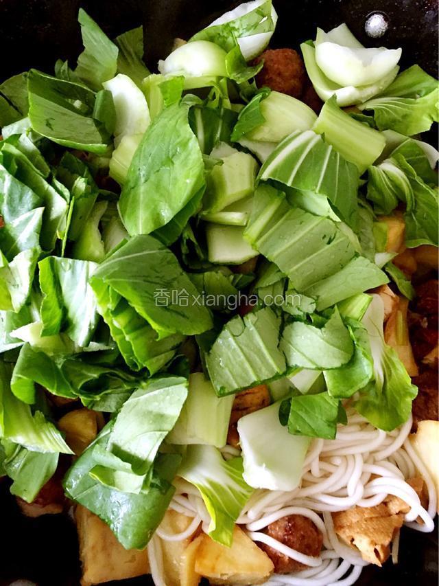 最后加入青菜稍炖3分钟入味，起锅装入碗中即可。