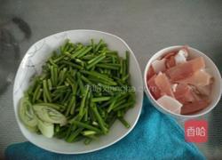 五花肉炒蒜苔的做法图解1