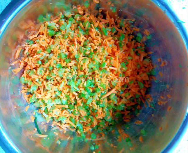 芹菜胡萝卜碎一起放到容器里，加入1勺盐，沙出水份