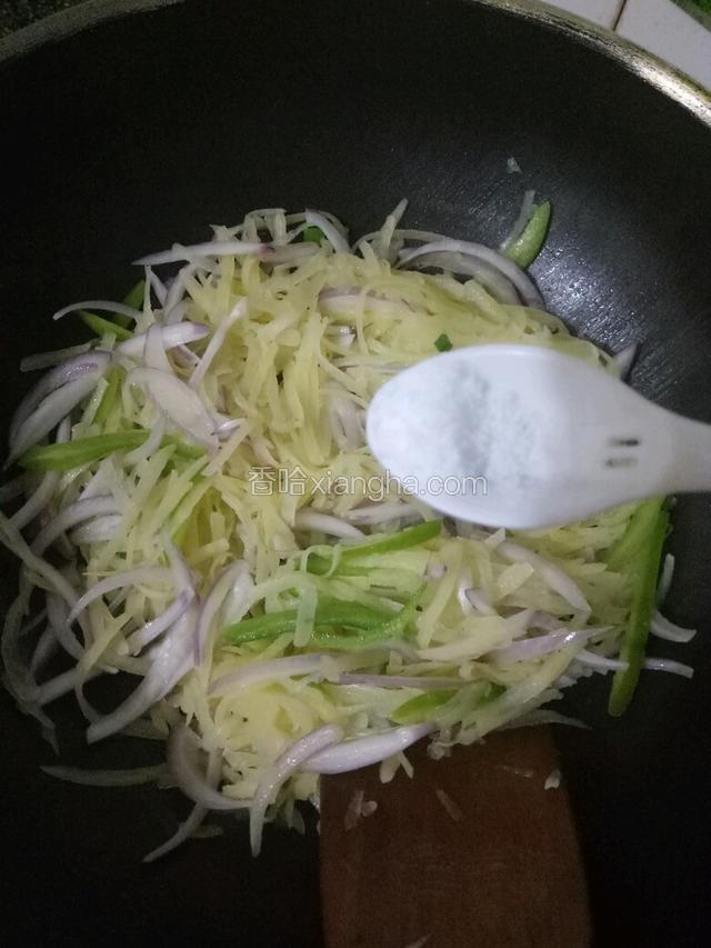 加少许盐和鸡精调味立刻出锅。