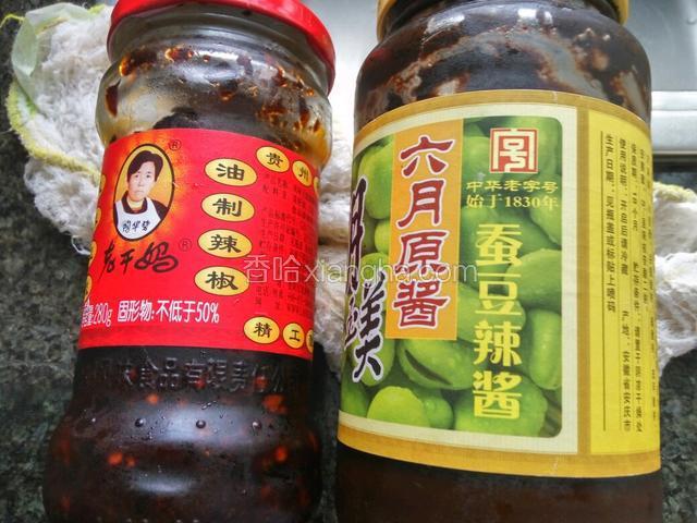 准备一瓶老干妈辣酱和适量的豆瓣酱