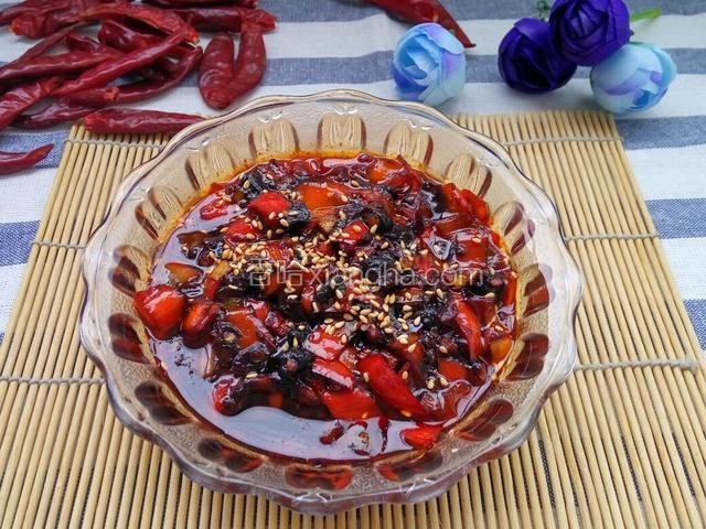 装盘撒上适量的熟芝麻