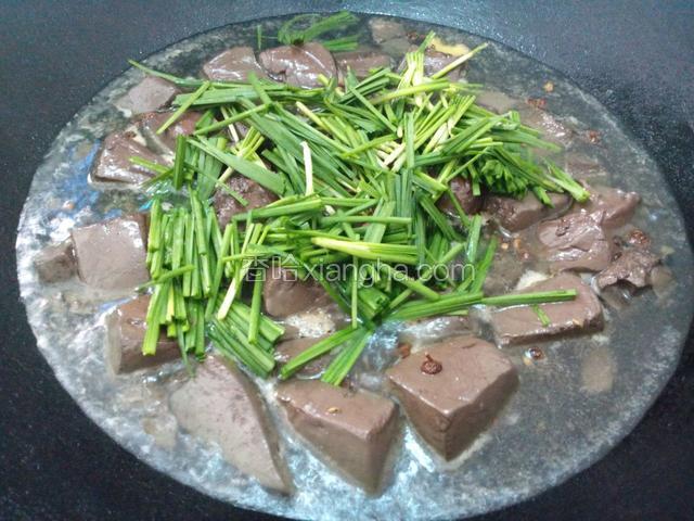 加韭菜煮熟，下盐和生抽调味！