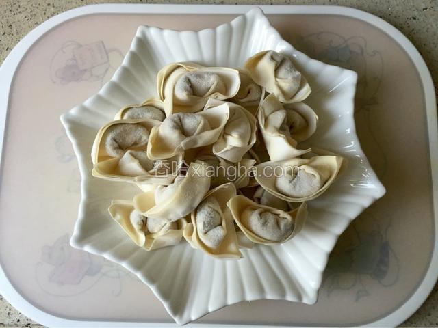 准备一盘馄饨（我是用之前已经包好速冻在冰箱里馄饨）。