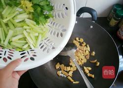芹菜炒萝卜干的做法图解3