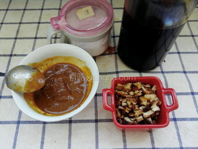 香菇切碎，稀黄油，酱油，盐备齐